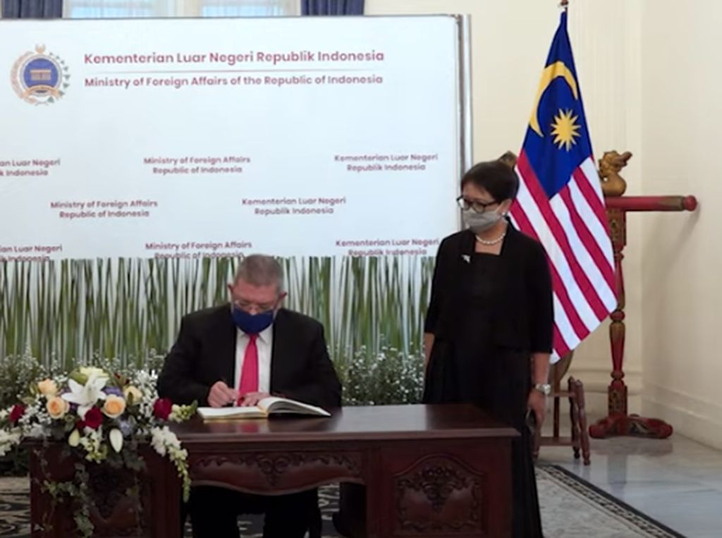 Bertemu Menlu Malaysia, Retno Marsudi Bahas Perlindungan WNI Bertemu Menlu Malaysia, Retno Marsudi Bahas Perlindungan WNI