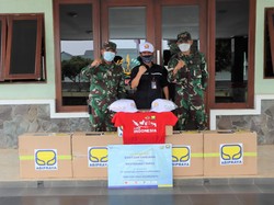 Brantas Abipraya Beri Bantuan 500 Pakaian untuk Masyarakat Papua