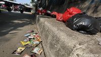 Buang Sampah Sembarangan Bikin Jorok Kolong Tol Cijago