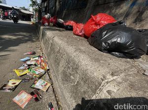 Buang Sampah Sembarangan Bikin Jorok Kolong Tol Cijago Buang Sampah Sembarangan Bikin Jorok Kolong Tol Cijago