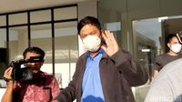 Potret Bupati Kuansing Lambai Tangan Sebelum Diterbangkan ke Gedung KPK