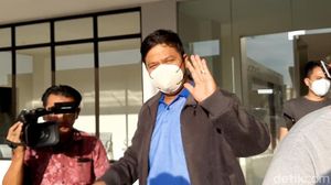 Potret Bupati Kuansing Lambai Tangan Sebelum Diterbangkan ke Gedung KPK