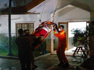 Damkar Evakuasi Warga Jaksel yang Sakit, Langsung Diantar ke RS Damkar Evakuasi Warga Jaksel yang Sakit, Langsung Diantar ke RS