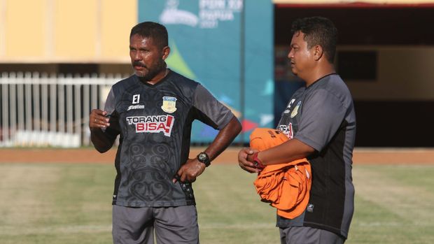 Pelatih tim sepakbola putra Papua, Eduard Ivakdalam bersama asisten pelatih Bahtiar Sitinjak memimpin latihan para pemainnya di Stadion Mandala, Jayapura, Papua Minggu (26/9/2021). Tim sepakbola putra Papua akan menghadapi juara bertahan tim sepakbola Jawa Barat pada laga pembuka PON XX Papua 2021, Senin (26/9/2021). (Foto: PB PON XX Papua 2021/Chaarly Lopulua)