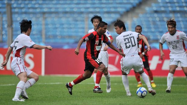 Indonesia's Eduard Ivakdalam (R#10) prepares to score their team's first goal during the AFC champion's league soccer match against Changchun Yatai at Bung Karno stadium in Jakarta on April 28, 2010. Persipura won 2 - 0. AFP PHOTO / ADEK BERRY (Photo by ADEK BERRY / AFP)