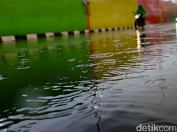 Motor Skutik Terobos Banjir Tinggi, Mesinnya Perlu Dimatikan atau Tidak?