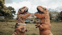 7 Potret Prewedding Kocak yang Viral, Pengantin Pakai Kostum T-Rex