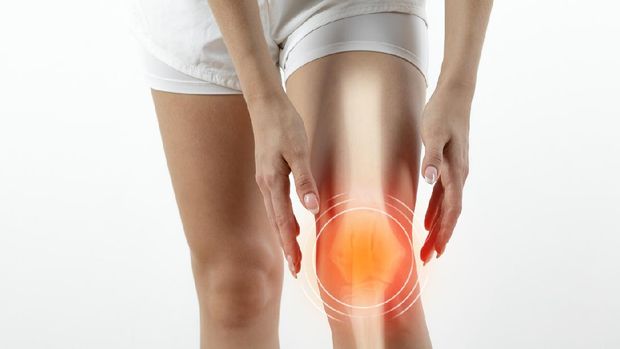 Woman suffering from pain in knee