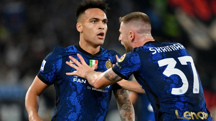 ROME, ITALY - OCTOBER 16: Lautaro Martinez of FC Internazionale reacts during the Serie A match between SS Lazio and FC Internazionale at Stadio Olimpico on October 16, 2021 in Rome, Italy. (Photo by Marco Rosi - SS Lazio/Getty Images)