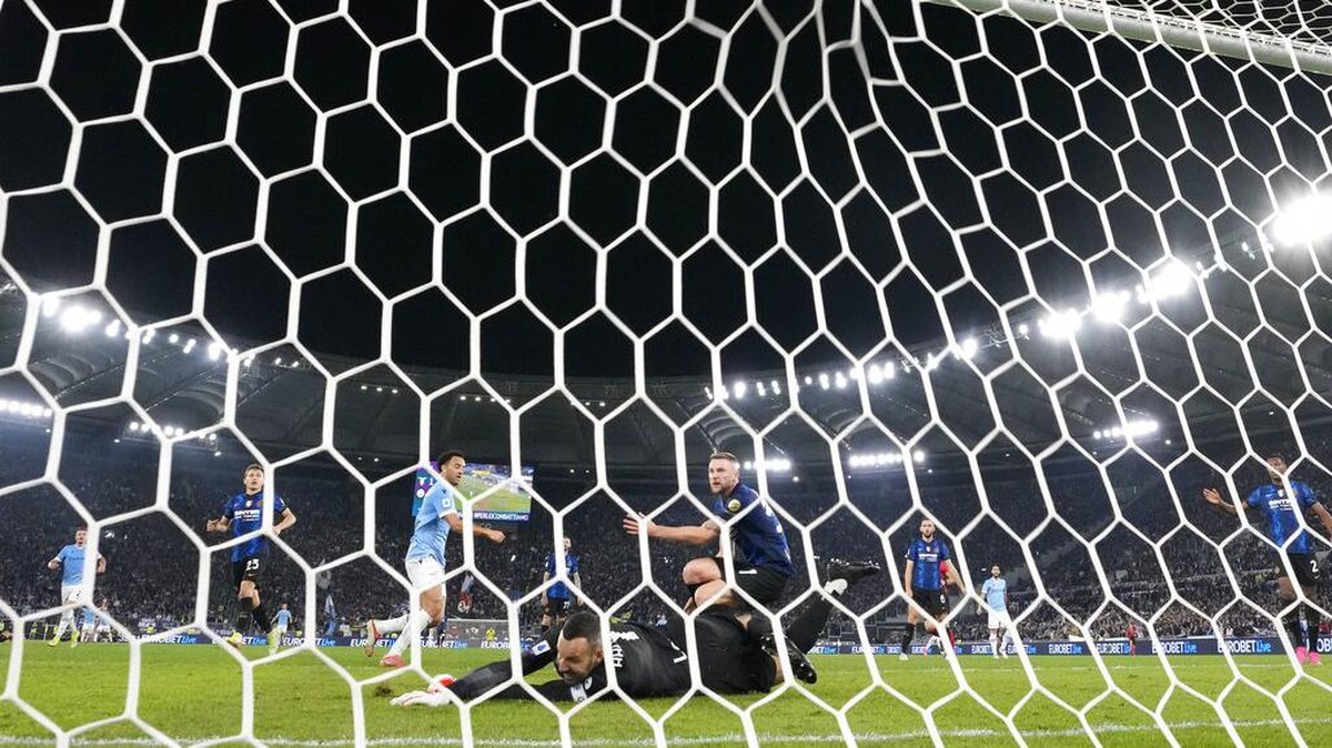 Bek Inter Milan, Milan Skriniar, mengakui lini belakang timnya rapuh (Foto: AP/Alessandra Tarantino)