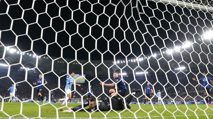 Lazios Felipe Anderson scores his sides second goal during the Serie A soccer match between Lazio and Inter Milan at Romes Olympic stadium, Saturday, Oct. 16, 2021. (AP Photo/Alessandra Tarantino)