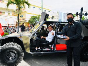 Jokowi Sapa Masyarakat Tarakan Pakai Rantis P6 ATAV V1