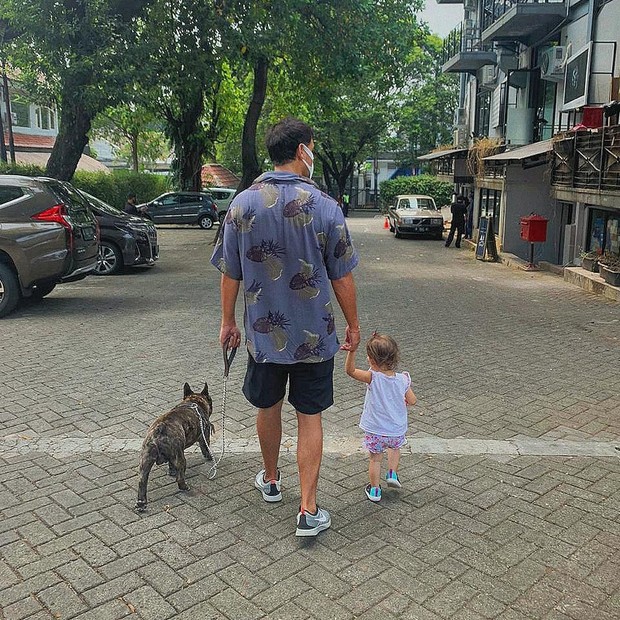 kemeja motif bunga dan celana pendek/Foto: instagram.com/@hamishdw