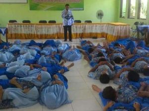 Kepala Sekolah di Lamongan Ini Pakai Hipnoterapi Atasi Kenakalan Pelajar
