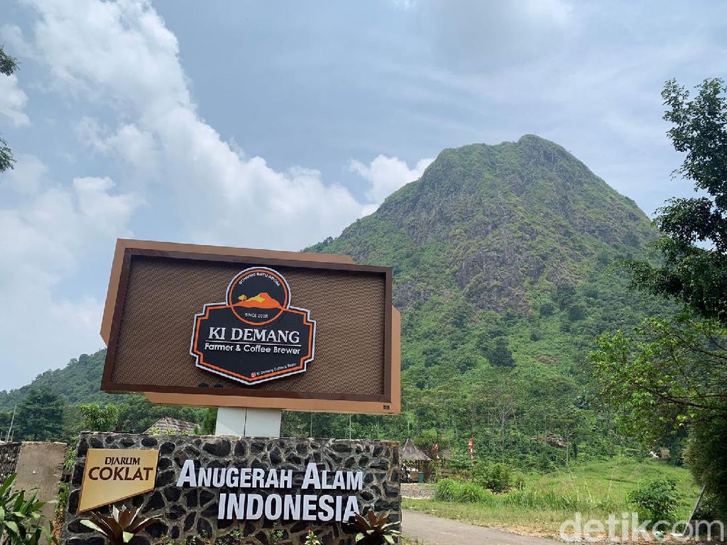 Nyam! Seruput Es Kopi dan Santap Jajan Tradisional di Kaki Gunung Batu, Bogor