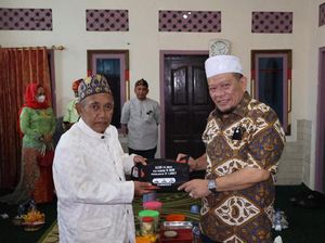 Ketua DPD RI Bagi-bagi Sajadah ke Santri Pesantren Cibogo Cirebon