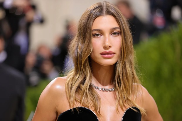Hailey Baldwin memakai lipstik nude