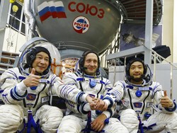 Pulang ke Bumi, Ini Cerita Miliarder Jepang Wisata di Luar Angkasa