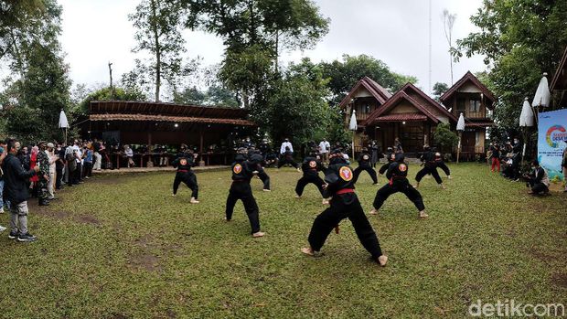 Menparekraf Sandiaga Uno mengunjungi Desa Wisata Saung Ciburial, Garut, Senin (18/10) sore. Desa yang dikunjungi ini satu dari 50 desa wisata terbaik di Indonesia versi pemerintah.