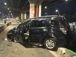 Mobil Terios Terbalik di Cempaka Putih Jakpus hingga Ringsek