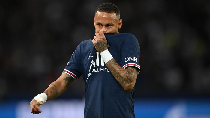 PARIS, FRANCE - SEPTEMBER 28: Neymar of Paris Saint-Germain reacts during the UEFA Champions League group A match between Paris Saint-Germain and Manchester City at Parc des Princes on September 28, 2021 in Paris, France. (Photo by Matthias Hangst/Getty Images)