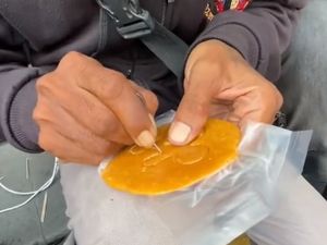 Seru! TikToker Ini Ajak Driver Ojol Main Tantangan Dalgona Squid Game