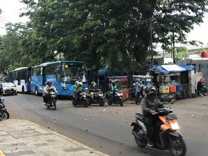Ojol Keluhkan Titik Jemput Stasiun Manggarai: Terlalu Jauh dari Pintu Masuk Ojol Keluhkan Titik Jemput Stasiun Manggarai: Terlalu Jauh dari Pintu Masuk