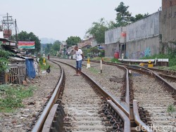 Menilik Penghuni Istana Sisi Rel di Cimahi
