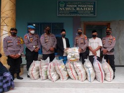 Polisi Salurkan 300 Kantong Beras ke Ponpes di Muara Angke Jakut