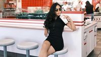 Rachel Vennya Cicip Burger In-N-Out hingga Turkey Leg Saat di Amerika