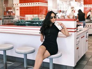 Rachel Vennya Cicip Burger In-N-Out hingga Turkey Leg Saat di Amerika