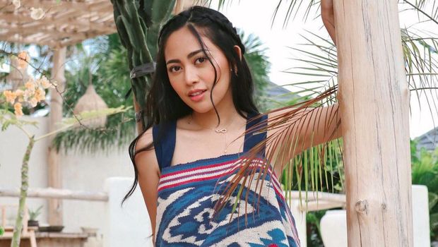 Rachel Vennya Cicip Burger In-N-Out hingga Turkey Leg Saat di Amerika