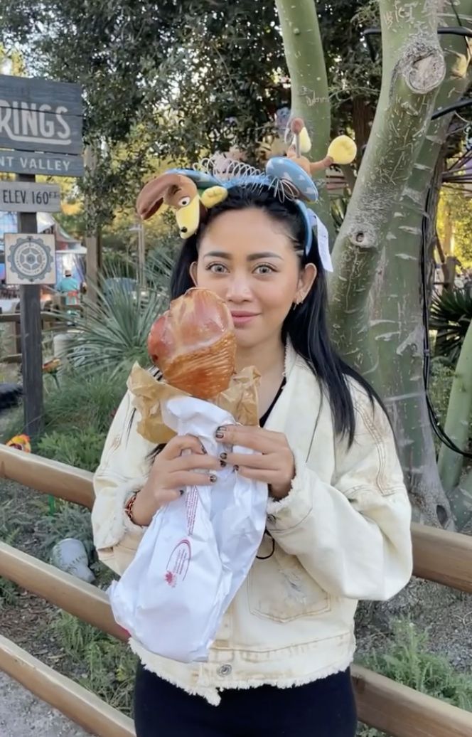 Rachel Vennya Cicip Burger In-N-Out hingga Turkey Leg Saat di Amerika