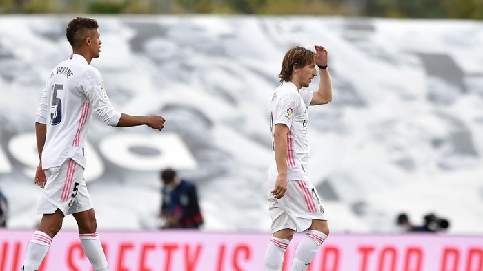 MADRID, SPAIN - MAY 22: Luka Modric and Raphael Varane (L) of Real Madrid react following the La Liga Santander match between Real Madrid and Villarreal CF at Estadio Santiago Bernabeu on May 22, 2021 in Madrid, Spain. Sporting stadiums around Spain remain under strict restrictions due to the Coronavirus Pandemic as Government social distancing laws prohibit fans inside venues resulting in games being played behind closed doors (Photo by Denis Doyle/Getty Images)