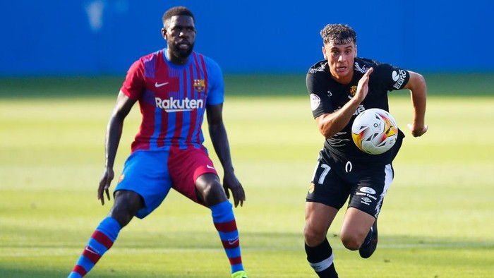 BARCELONA, SPAIN - JULY 21: Samuel Umtiti of FC Barcelona competes for the ball with Prats of Gimnastic de Tarragona during a friendly match between FC Barcelona and Gimnastic de Tarragona at Johan Cruyff Stadium on July 21, 2021 in Barcelona, Spain. (Photo by Eric Alonso/Getty Images)