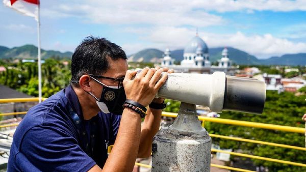 Foto: Lagi Ngintip Apa Sih Pak Sandiaga?