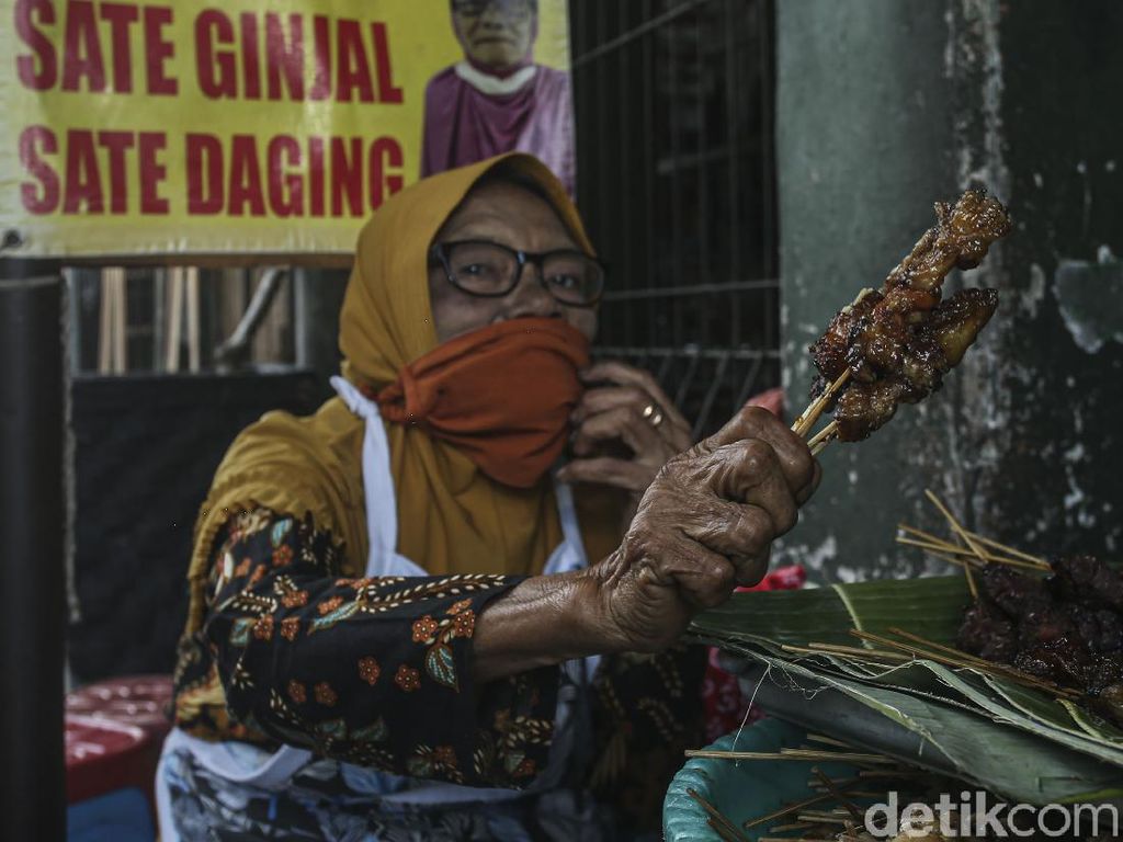 37 Tahun Berjualan Sate Kere di Pasar Beringharjo, Ini Perjuangan Mbah Suwarni