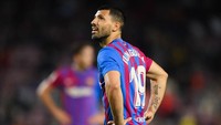 Sebelumnya, striker Barcelona yakni Sergio Aguero mengalami gangguan irama jantung dan harus absen sampai tiga bulan untuk memantau kondisinya (Getty Images/David Ramos)
