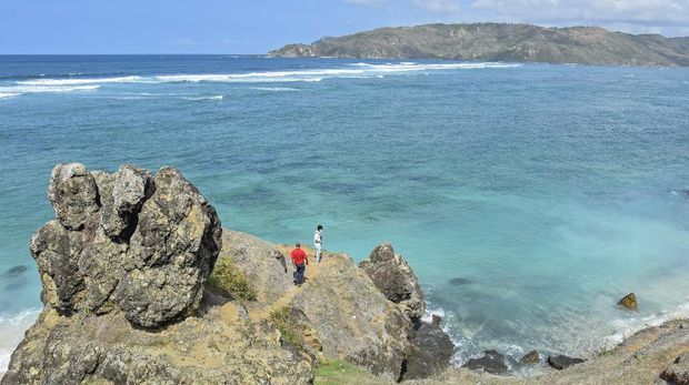 Sejumlah pengunjung berada di pantai Seger, KEK Mandalika, Desa Kuta, Kecamatan Pujut, Praya, Lombok Tengah, NTB, Selasa (5/10/2021). Pantai yang dikenal dengan legenda Putri Mandalika tersebut menawarkan potensi ombak untuk wisata surfing dan pesona pemandangan pantai pasir putih yang dikelilingi bukit karang di sekitarnya. ANTARA FOTO/Ahmad Subaidi