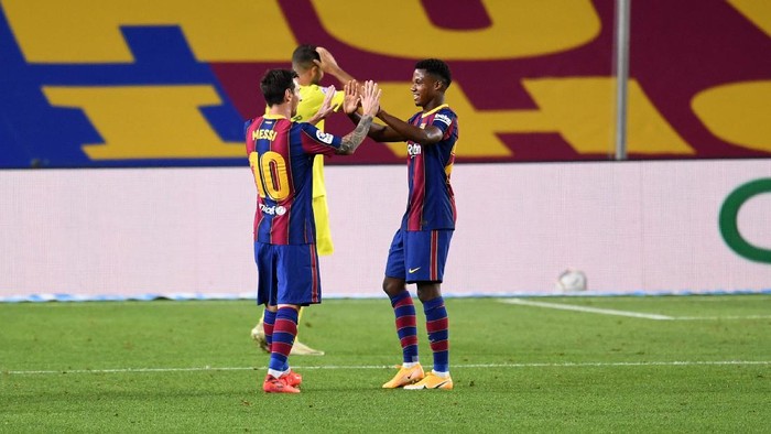 BARCELONA, SPAIN - SEPTEMBER 27: Lionel Messi and Ansu Fati of FC Barcelona celebrate their teams fourth goal during the La Liga Santander match between FC Barcelona and Villarreal CF at Camp Nou on September 27, 2020 in Barcelona, Spain. Football Stadiums around Europe remain empty due to the Coronavirus Pandemic as Government social distancing laws prohibit fans inside venues resulting in fixtures being played behind closed doors. (Photo by David Ramos/Getty Images)