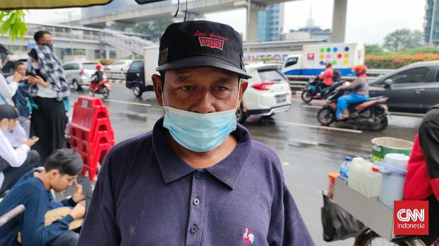 Muatip 48 tahun, Pedagang Buah di Kawasan Gatot Subroto, Jakarta Selatan