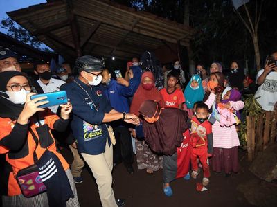 Suka Cita Warga Garut Sambut Menteri Sandi