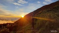 Terpesona Sunset Terindah di Atap Sumatera