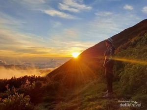 Terpesona Sunset Terindah di Atap Sumatera