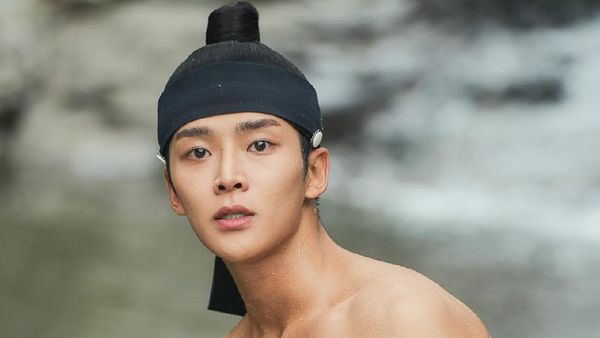 Park Eun Bin Bengong Lihat Rowoon SF9 Mandi di Sungai