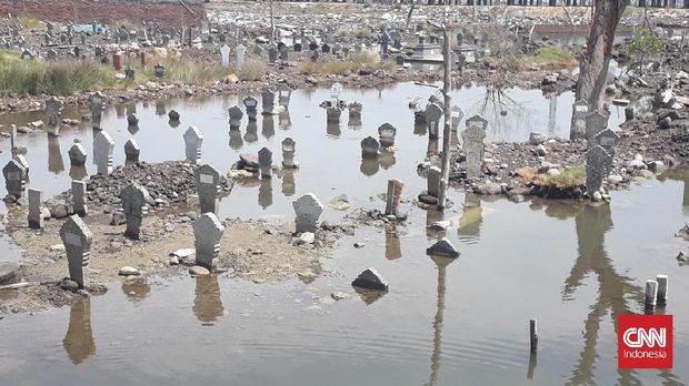 Warga Protes Proyek Tol Semarang-Demak Makin Tenggelamkan Lahan Makam