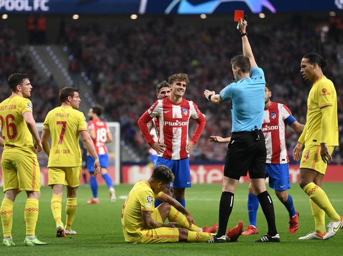 MADRID, SPAIN - OCTOBER 19: Antoine Griezmann of Atletico Madrid reacts as he is shown a red card by Match Referee, Daniel Siebert during the UEFA Champions League group B match between Atletico Madrid and Liverpool FC at Wanda Metropolitano on October 19, 2021 in Madrid, Spain. (Photo by David Ramos/Getty Images)