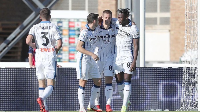 EMPOLI, ITALY - OCTOBER 17: Banguero Duvan Zapata of Atalanta BC rejoices after Empoli FCs own goal during the Serie A match between Empoli FC and Atalanta BC at Stadio Carlo Castellani on October 17, 2021 in Empoli, Italy.  (Photo by Gabriele Maltinti/Getty Images)