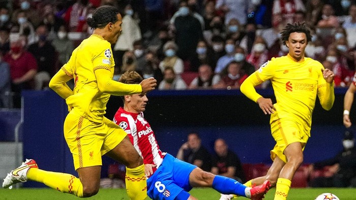 Atletico Madrids Antoine Griezmann scores his team second goal during the Champions League Group B soccer match between Atletico Madrid and Liverpool at Wanda Metropolitano stadium in Madrid, Spain, Tuesday, Oct. 19, 2021. (AP Photo/Manu Fernandez)