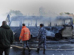Ngeri! Penampakan Bus Militer Suriah Diserang Bom, 14 Orang Tewas Ngeri! Penampakan Bus Militer Suriah Diserang Bom, 14 Orang Tewas